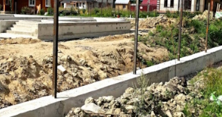 Фундамент под забор заказать в Астрахани - заливка фундамента для забора | от 1557 за п.м.